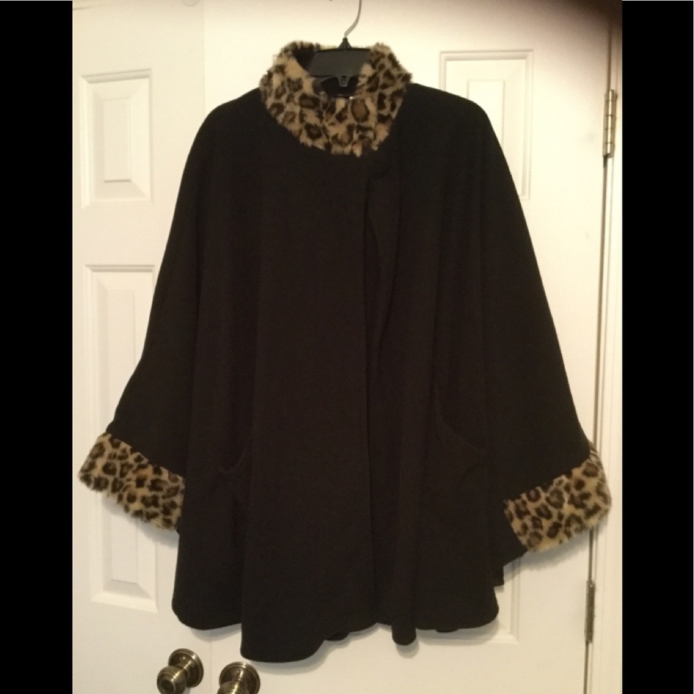 Black Cape With Faux Leopard Fur with Pockets